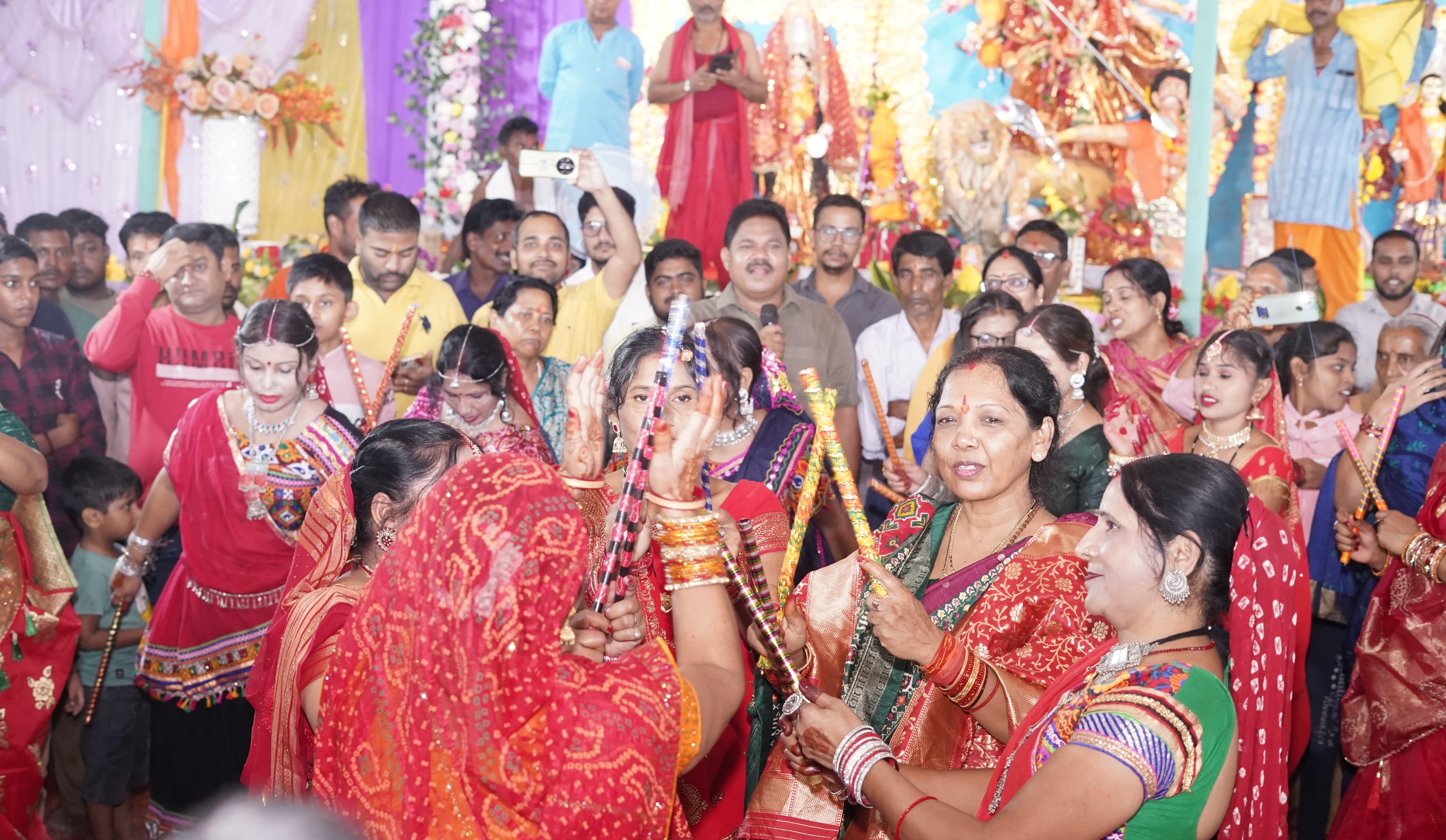 क्षेत्र में जगह जगह विराजे मां भवानी के दरबार में पहुंची मुख्यमंत्री की धर्मपत्नी श्रीमती कौशल्या साय, महिलाओं के साथ किया गरबा नृत्य, प्रदेश की सुख शांति के लिए की मंगल कामनाएं......